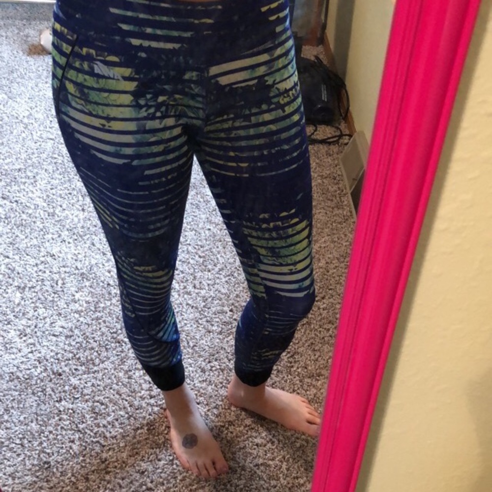 Super pretty patterned active cropped pants